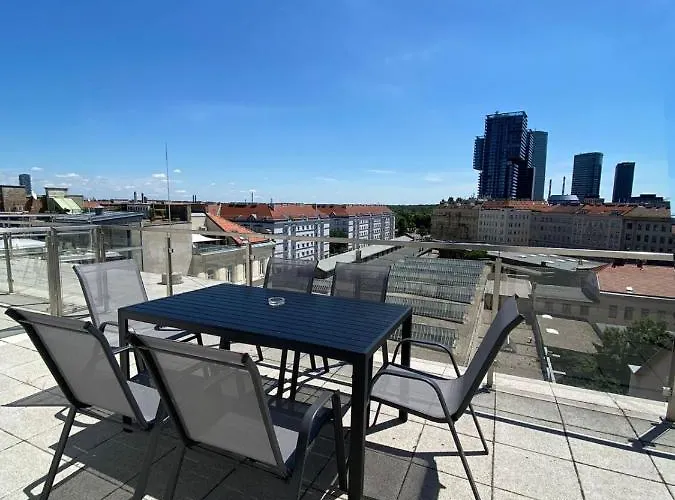 Apartment For 6 With Rooftop Terrace & Air Conditioning, Close To Metro Apartment *