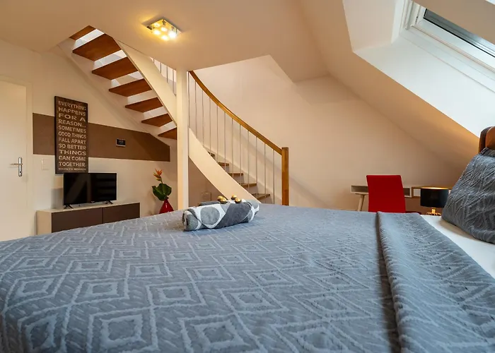 Apartment For 6 With Rooftop Terrace & Air Conditioning, Close To Metro