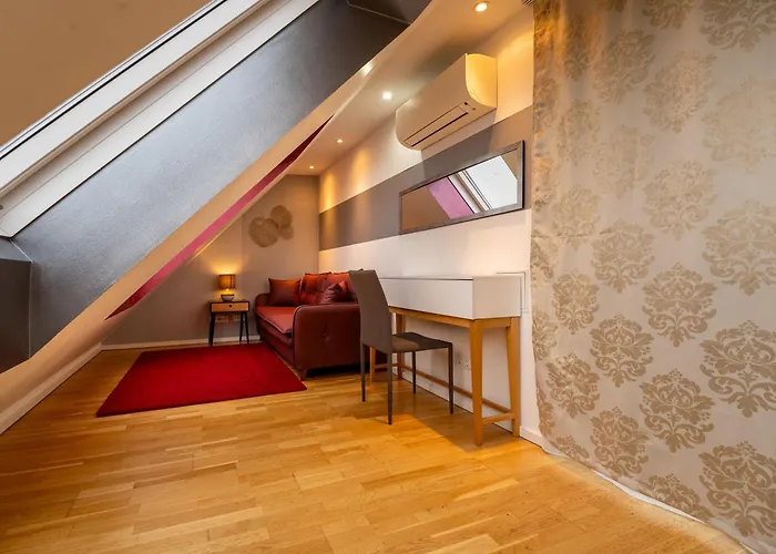 Apartment For 6 With Rooftop Terrace & Air Conditioning, Close To Metro Apartment