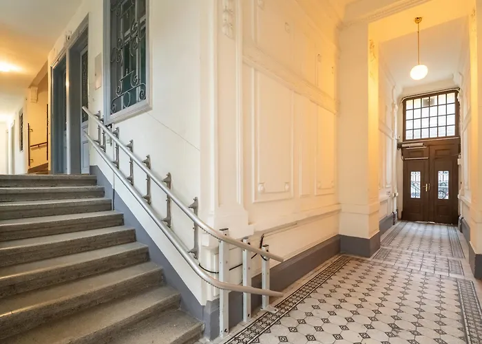Apartment For 6 With Rooftop Terrace & Air Conditioning, Close To Metro