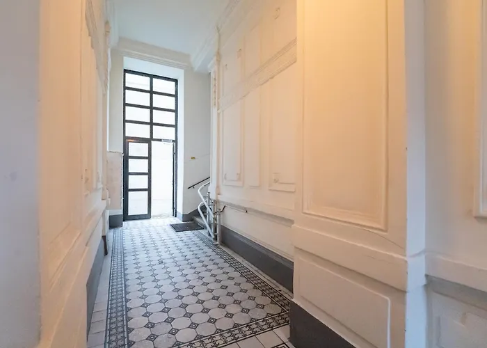 For 6 With Rooftop Terrace & Air Conditioning, Close To Metro *